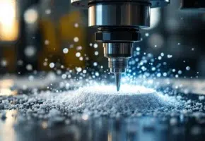 CNC freesmachine snijdt wit plastic met koelvloeistof spray, metaalspanen en industriële precisie-engineering
