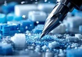 Precisie freesgereedschap snijdt door kleurrijk plastic materiaal met vliegende spaanders en dramatische industriële verlichting