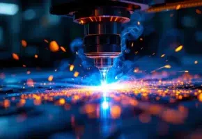 Laser snijdt door transparant plastic materiaal met blauwe lichtstraal en vonken in industriële omgeving