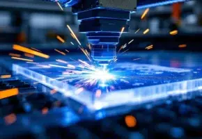 Lasersnijmachine snijdt door plastic met zichtbare problemen zoals ruwe randen en warmte-aangetaste zones in industriële werkplaats