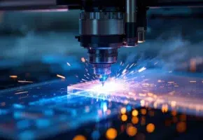 Lasersnijmachine snijdt plastic met blauwe laserstraal, vonken en stoom in industriële werkplaats