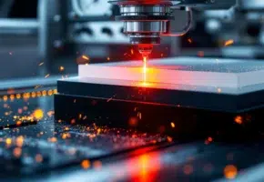 Precisie lasersnijmachine snijdt door gekleurde kunststoflagen met rode laserstraal en vonken in industriële werkplaats