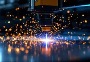 Industriële lasersnijmachine snijdt staalplaat met blauwe laser en oranje vonken in professionele werkplaats