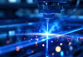 Precisie lasersnijder snijdt door transparant plexiglas met blauwe laserstraal en rookpluimpjes in industriële omgeving