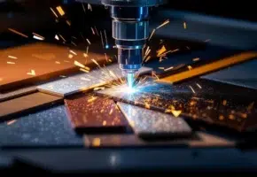 Precisie lasersnijmachine snijdt door metaal, acryl, leer en hout met blauwe laserstraal en vonken