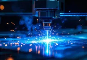 Precisie lasersnijmachine snijdt metalen plaat met blauwe laserstraal en vonken in industriële werkplaats