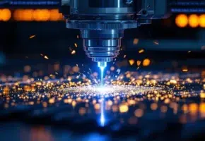 Laser snijmachine snijdt plastic met precisie, blauwe laserstraal en vonken zichtbaar, CNC paneel op achtergrond