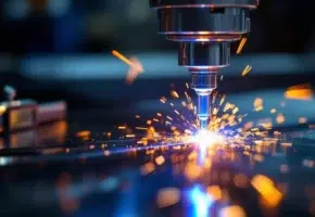 Precisie lasersnijmachine snijdt metaal met blauwe laserstraal, vonken en meetinstrumenten in industriële werkplaats