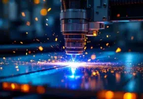 Precisie lasersnijmachine snijdt door staalplaat met blauwe laser, oranje vonken en gloeiende randen in industriële werkplaats