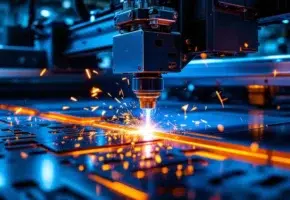 Lasersnijmachine snijdt metaalplaat met blauwe laserstraal, vonken en oranje randen, toont precisiesnijwerk