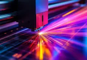 Precisie plottermes snijdt door gekleurd vinyl materiaal op snijmat met meetraster, industriële verlichting toont scherpe details