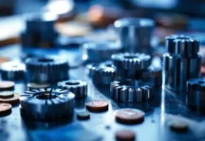 Precisie roterende snijgereedschappen en matrijzen op industriële werkbank met dramatische belichting en euro's op achtergrond