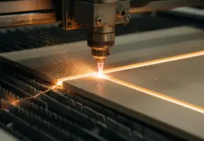 Laserbundel snijdt precisie kerf in keramische tegel met zwevende stofdeeltjes in warme werkplaatsverlichting.