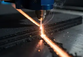 Laserstraal snijdt nauwkeurig door gelaagd composietpaneel met gloeiend oranje-wit snijpunt en opstijgende rookslierten.