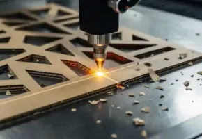 Laserkop snijdt geometrische vormen in golfkarton, met warmgele gloed en scherpe snijranden op industrieel stalen oppervlak.