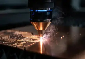 Lasersnijkop snijdt precisie door een koperen printplaat, met gloeiende circuitsporen en fijne metaaldeeltjes in industriële werkplaats.