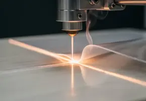 Laserstraal snijdt dun transparant plastic folie met precisie, dunne rookkrul boven de snijrand, op industrieel werktafel.