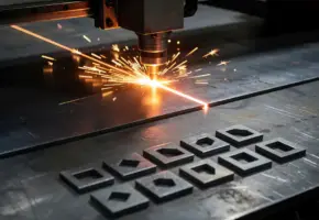 Lasersnijmachine snijdt staalplaat met oranjewitte laserstraal, precisie-gesneden geometrische onderdelen naast de machine, vonken in de lucht.
