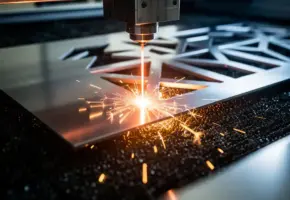 Laserstraal snijdt roestvrijstalen plaat op industriële snijbank, met oranje vonken en geometrische vormen op donkere werkplaatsvloer.