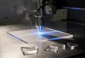 Lasersnijkop snijdt nauwkeurig door acrylplaat, met versgersneden prototypeonderdelen op stalen werktafel en dunne rookslierten.