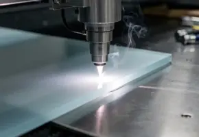 Precisielasercutter snijdt door transparant plastic met scherpe snijrand en dunne rookwisps in industriële werkplaats.