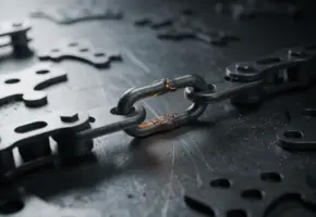 Gespannen metalen schakelring op stalen werktafel met lasergeknipte plaatdelen, dramatische zijverlichting benadrukt het breekpunt.